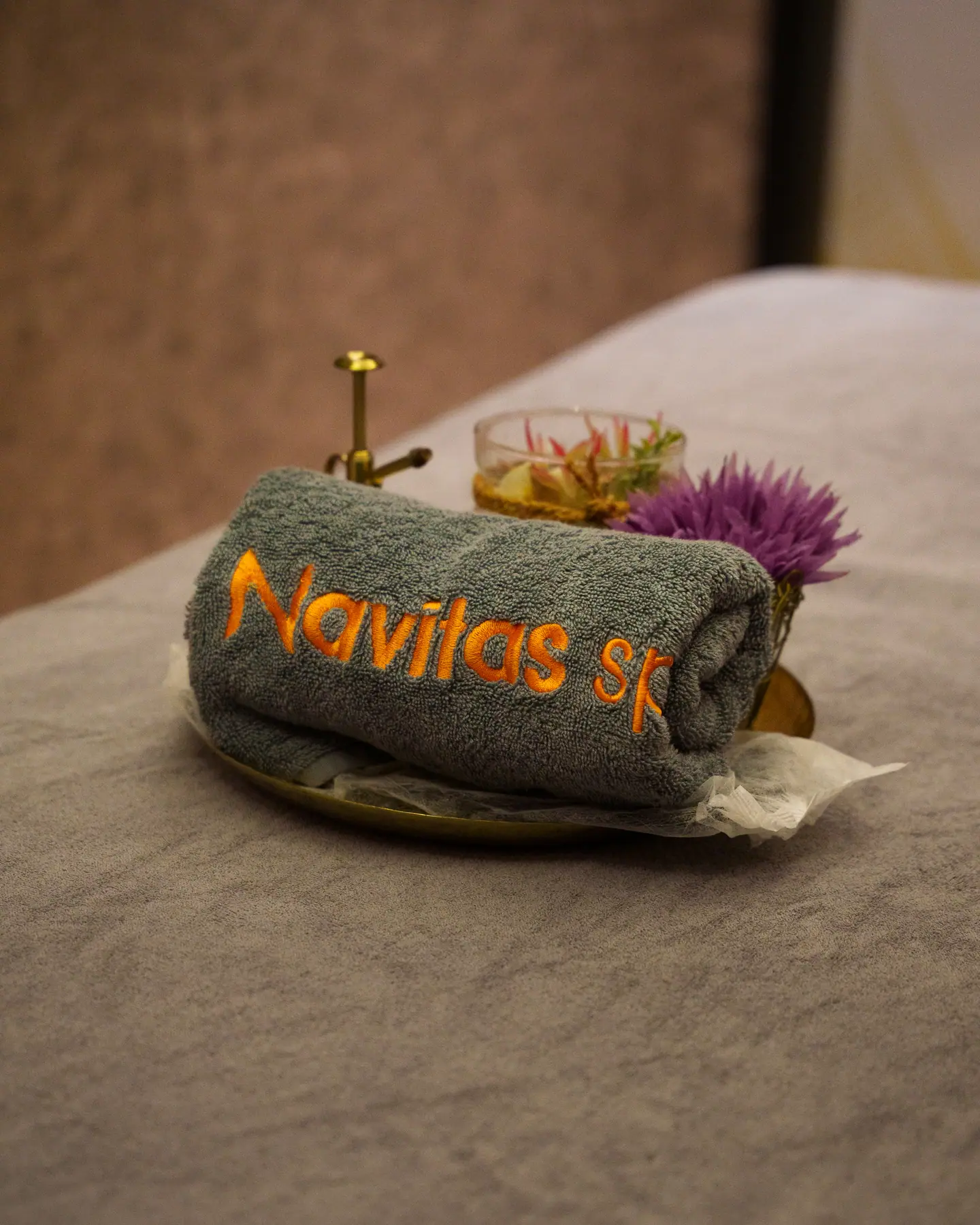 Navitas işlemeli havlu