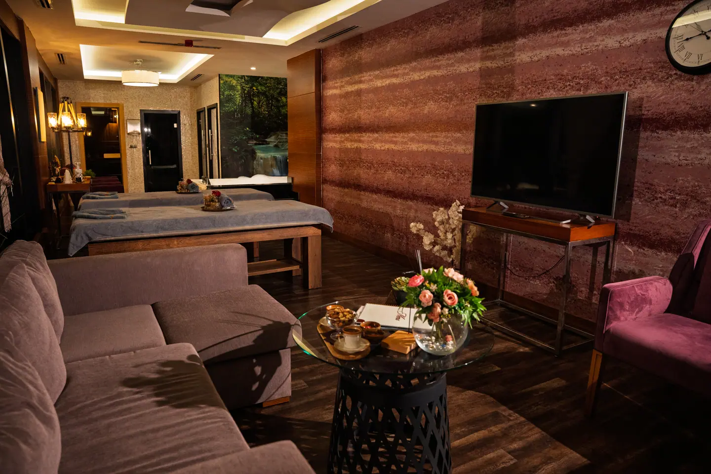 VIP Suite salonu: çiçekler, ikramlar ve masaj yatakları