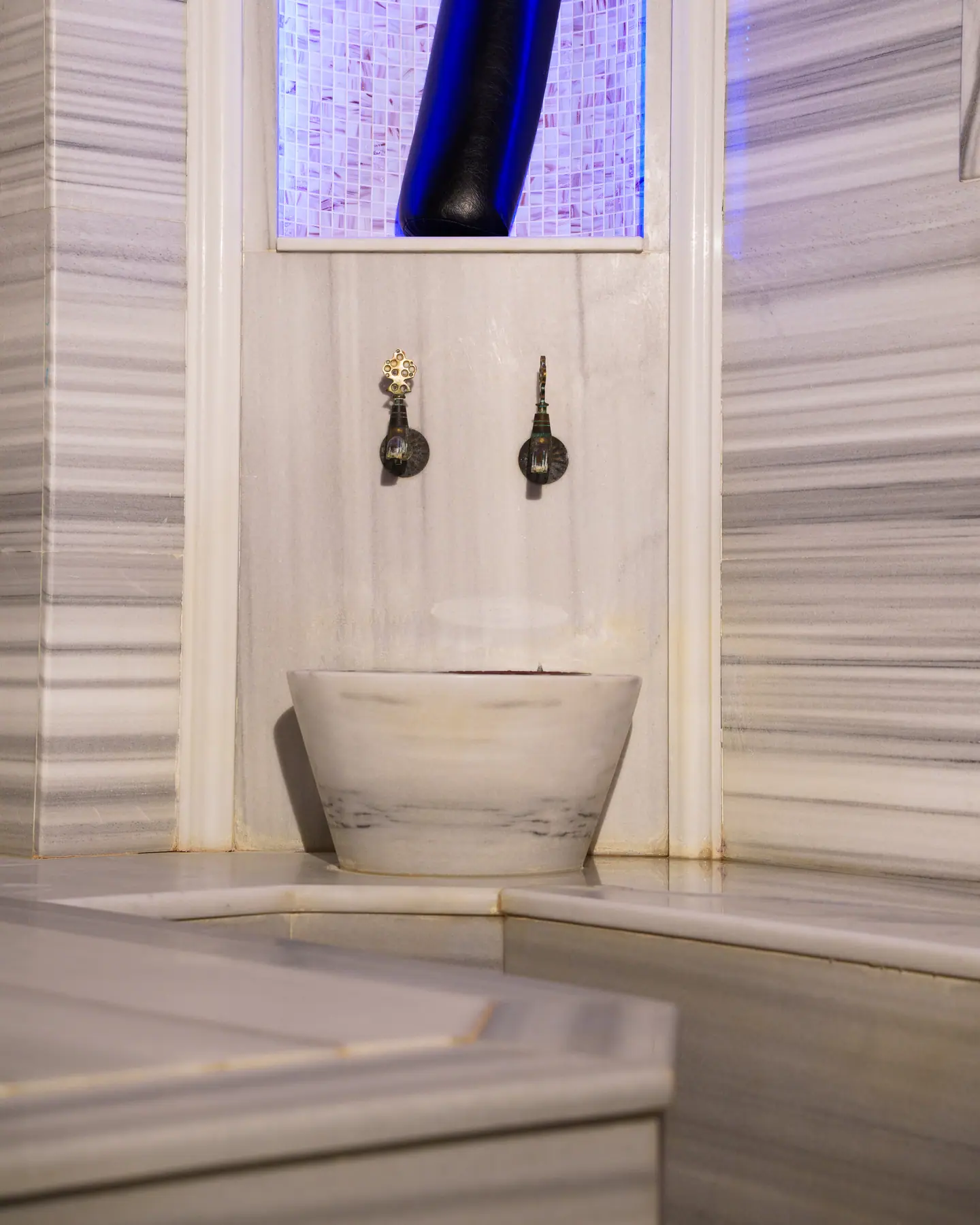 Mermer kurnalı hamam