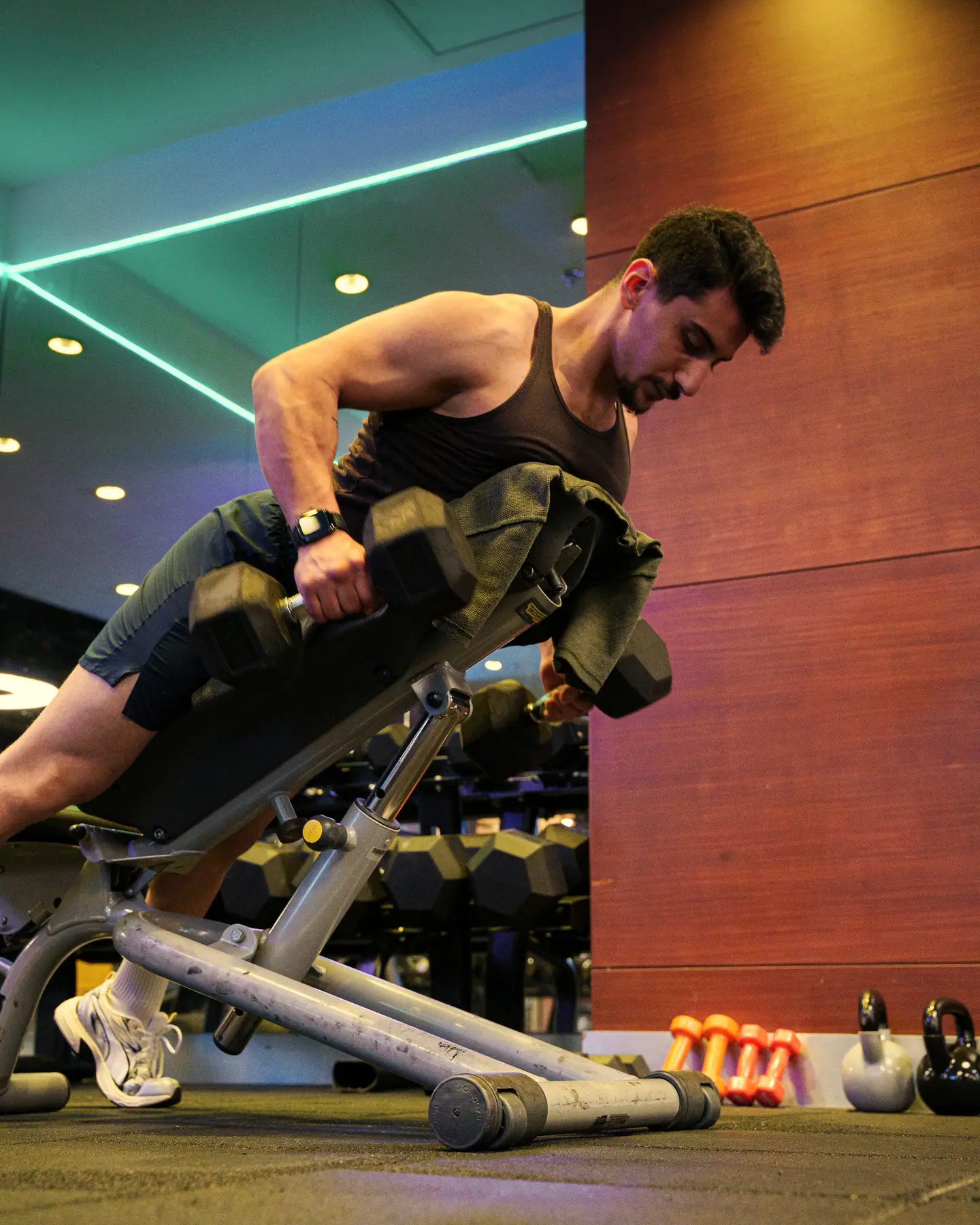Fitness salonunda dambıl çalışan sporcu