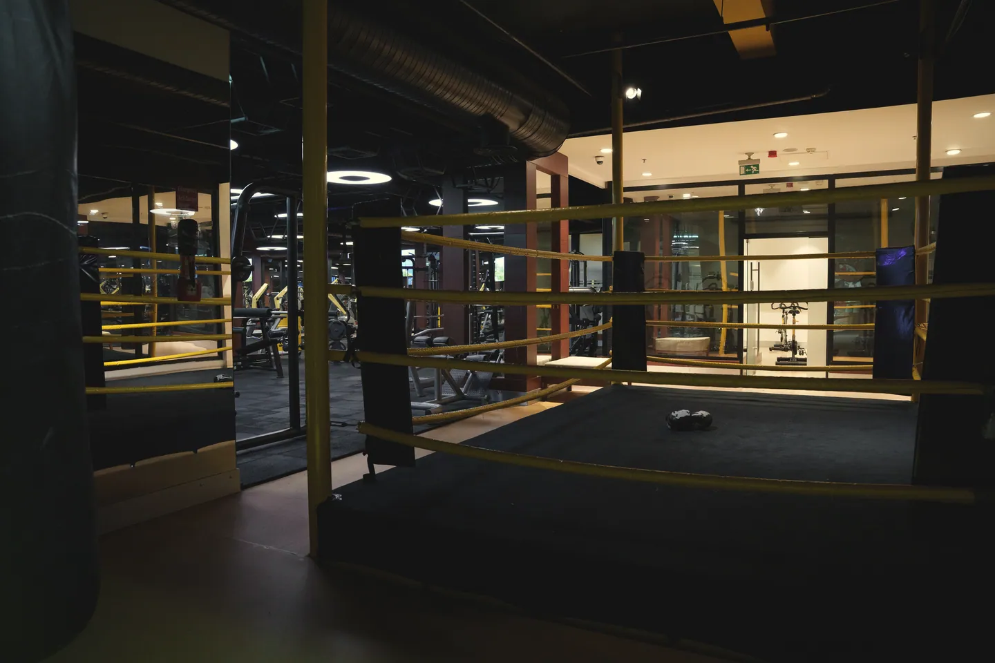 Sarı iplerle çevrili boks ringi